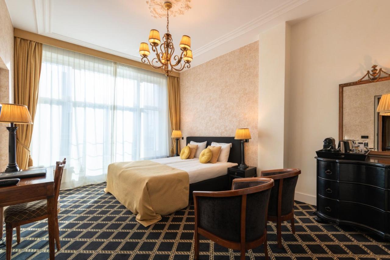 Grand Boutique Hotel-Restaurant Huis Vermeer เดเวนเตอร์ ภายนอก รูปภาพ